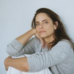 AMANDA PEET’S DARKEST YEAR: Cancer Diagnosis WHILE Parents WERE DYING?! The SHOCKING Truth! 😱