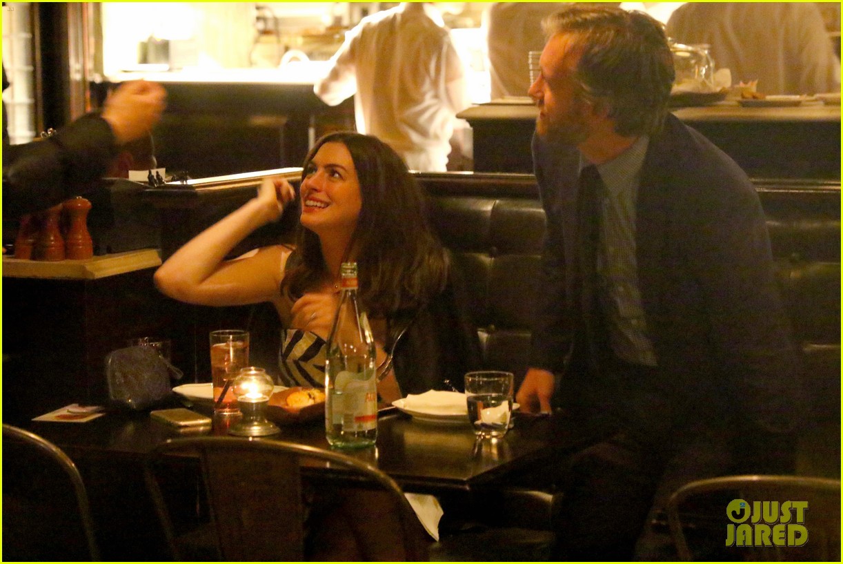 ANNE HATHAWAY'S SECRET 3-INGREDIENT DINNER EXPOSED! Is Her 'Healthy' Meal Actually BORING? PLUS: Her SHOCKING Dessert Obsession!