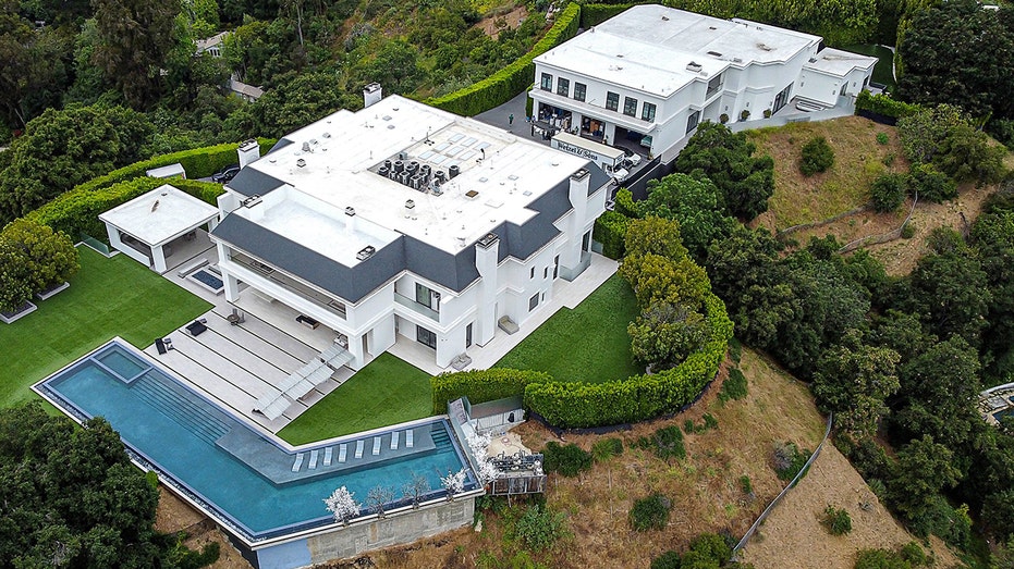 BEN AFFLECK DUMPS $60 MILLION MANSION ON J.LO! CLOSING THE DOOR OR SECRET LOVER'S NEST?