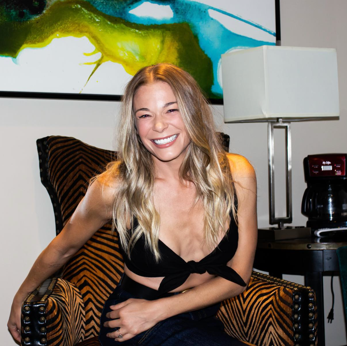 LEANN RILEY’S HEALTH MELTDOWN CONTINUES! CONCERTS AXED AGAIN—WHAT IS REALLY GOING ON WITH HER VOICE?!